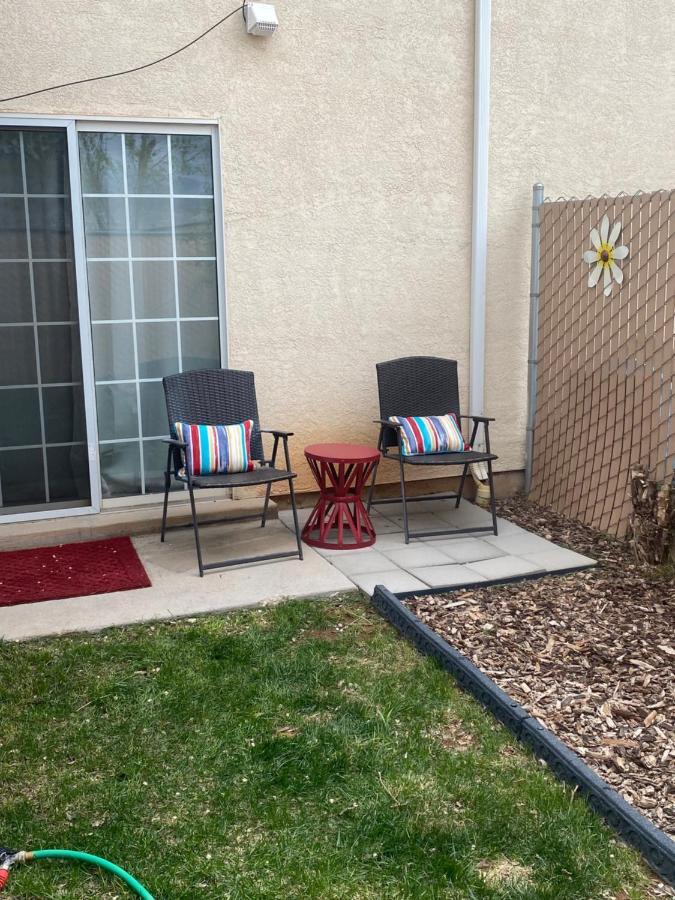 Red Hen Rental - 2 Bed With 1 Full Bath 1 Half Bath Full Kitchen Cedar City Exterior photo
